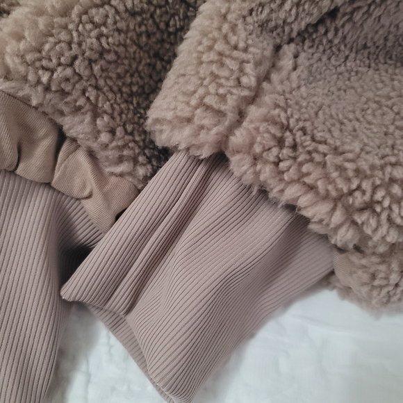 ALO Yoga Foxy Sherpa Bomber Jacket NWT in Chai Latre - Picture 8 of 8